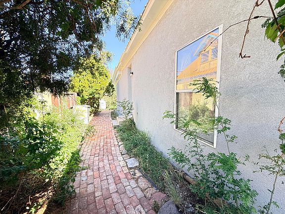 5th image of 904 W 1st St