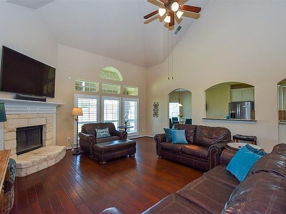 4th image of 3215 Brentwood Ln