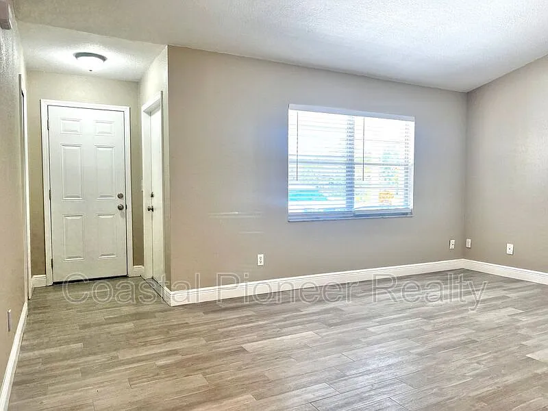 4 bed, 2.0 bath, 1371 sqft, $2,198 — Photo 2