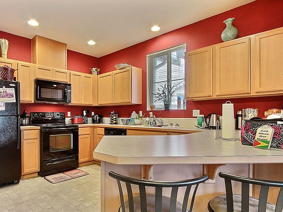 4th image of 1925 Garry Oaks Ave Unit B