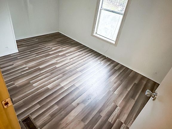 4th image of 4511 Lakewood Rd