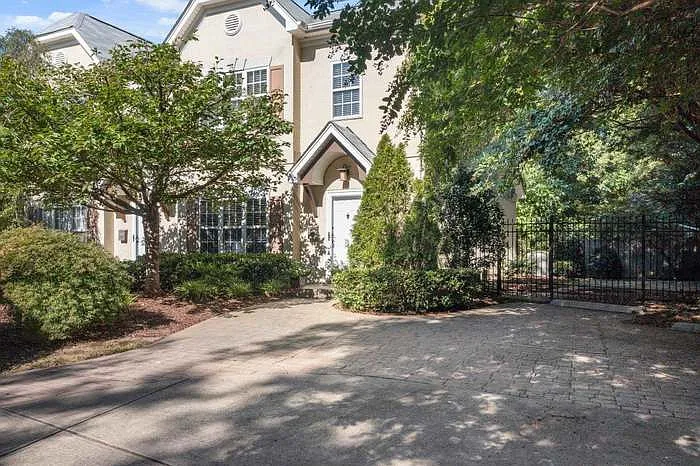 1109 Wake Forest Rd — Photo 28
