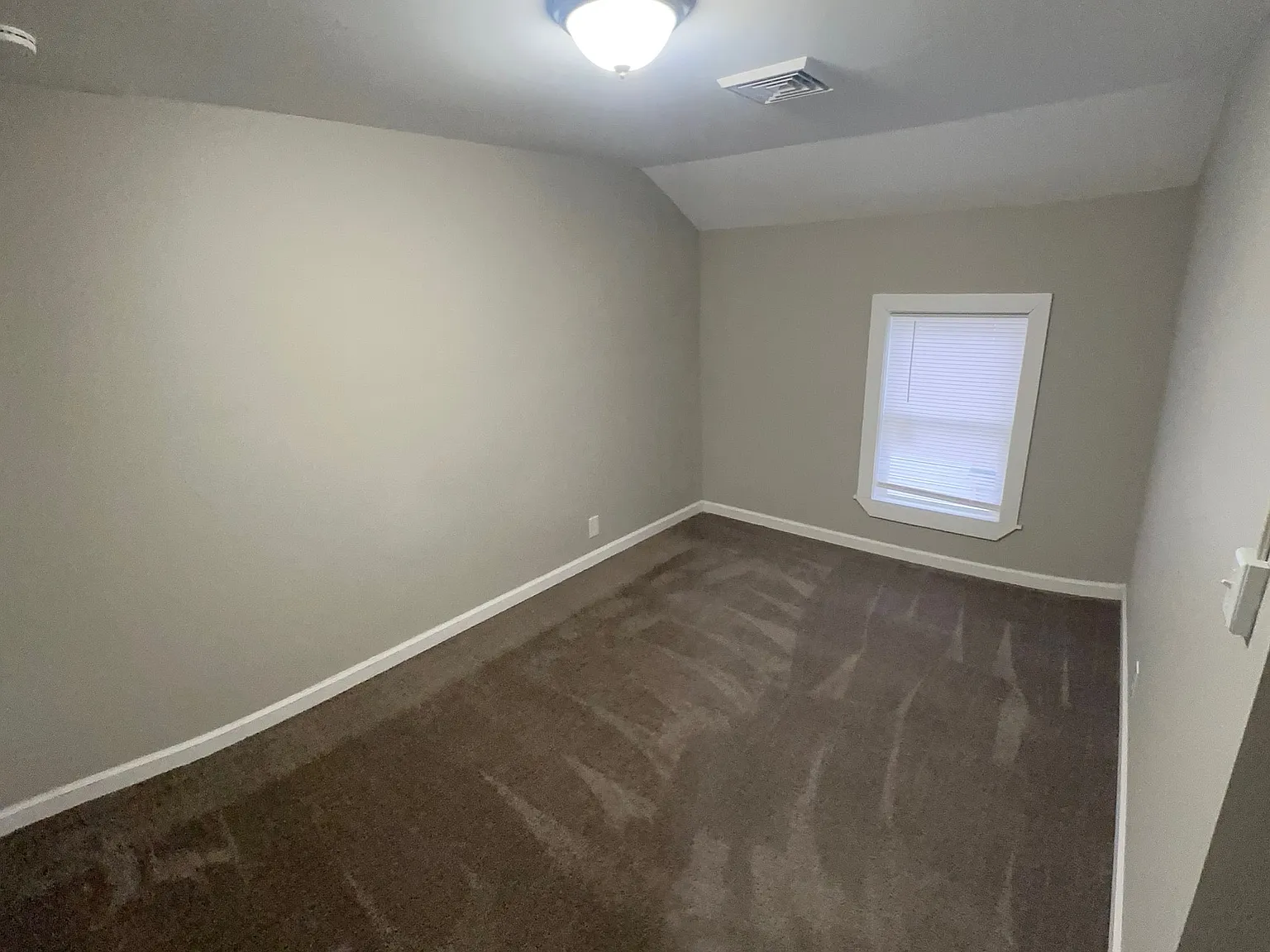3 bed, 936 sqft, $1,350 — Photo 3