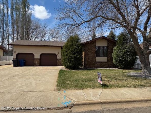953 9th Ave W, Dickinson, ND 58601