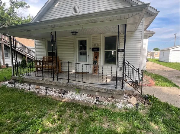 904 N 10th St, Mattoon, IL 61938