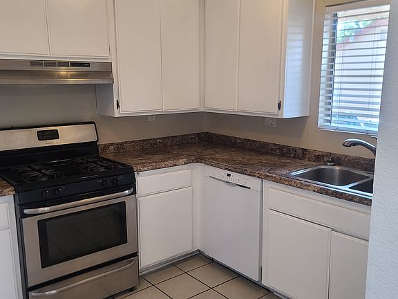 LARGE KITCHEN NEWER APPLIANCES