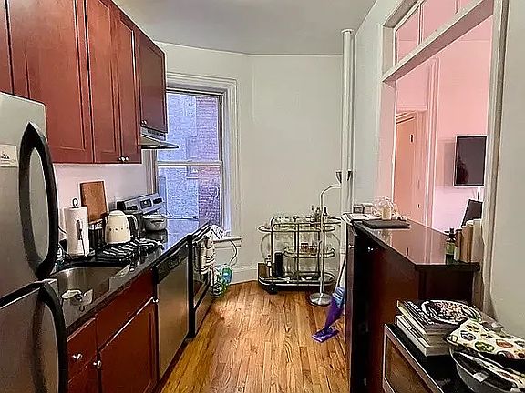 4th image of 200 Waverly Pl APT 10