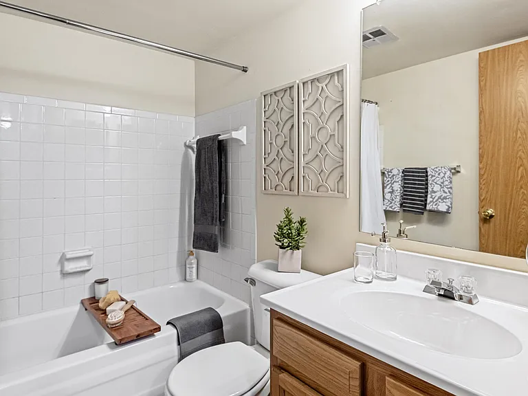 Creekwood Apartments Bathroom