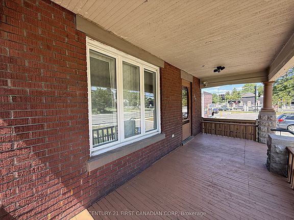 4th image of 827 Quebec St