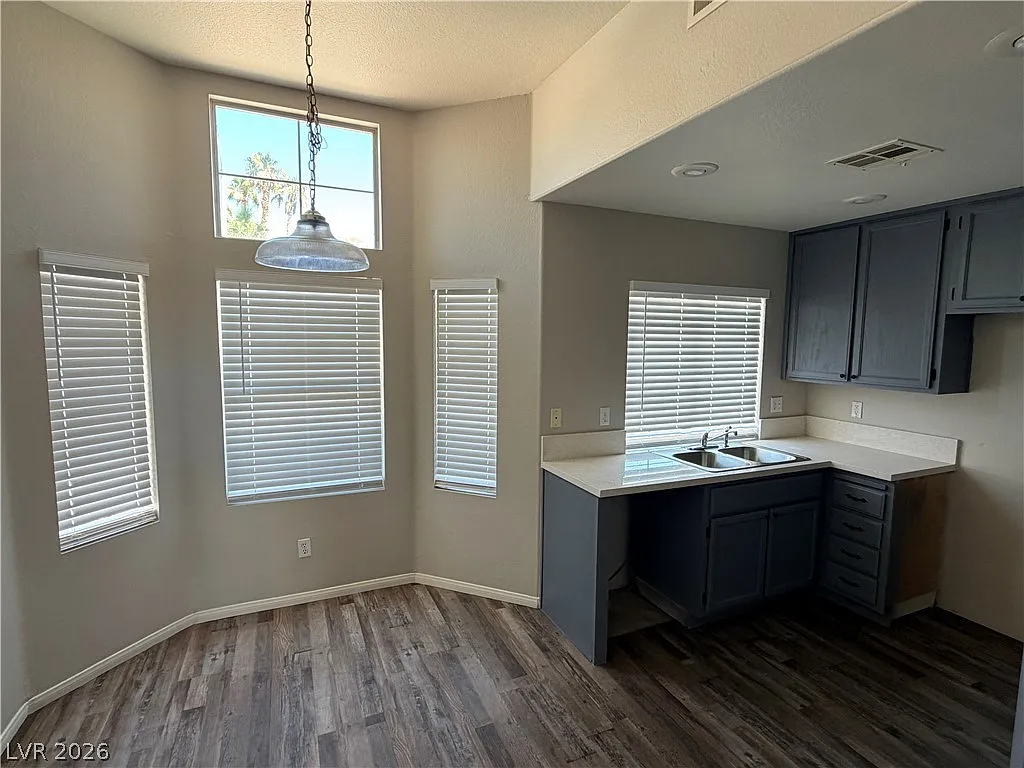 3 bed, 3.0 bath, 1427 sqft, $2,050 — Photo 3