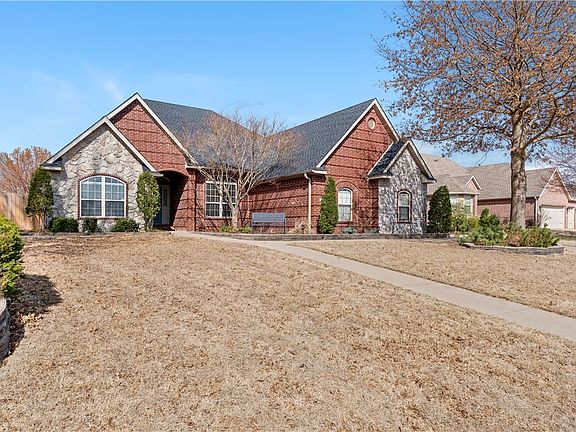 2nd image of 2212 SW Pinoak Ave