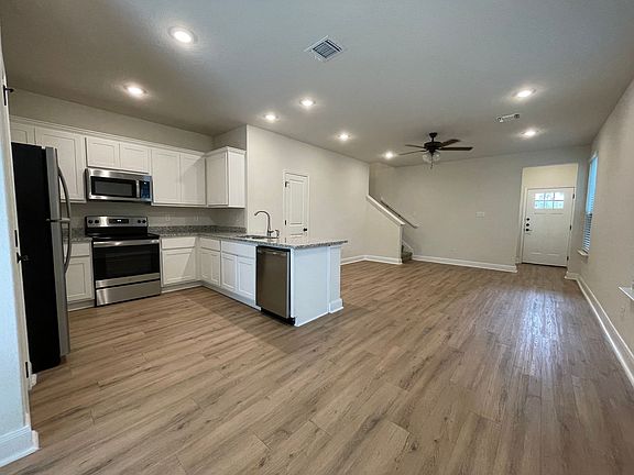4th image of 10318 Lynwood Vlg