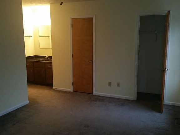 3rd image of 304 Crestwood Ct