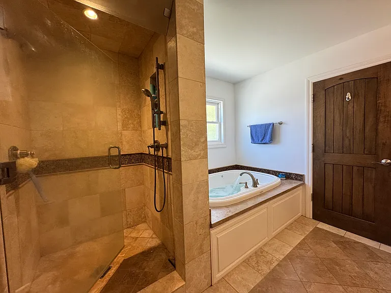 1740 Mathews Ave — Photo 16