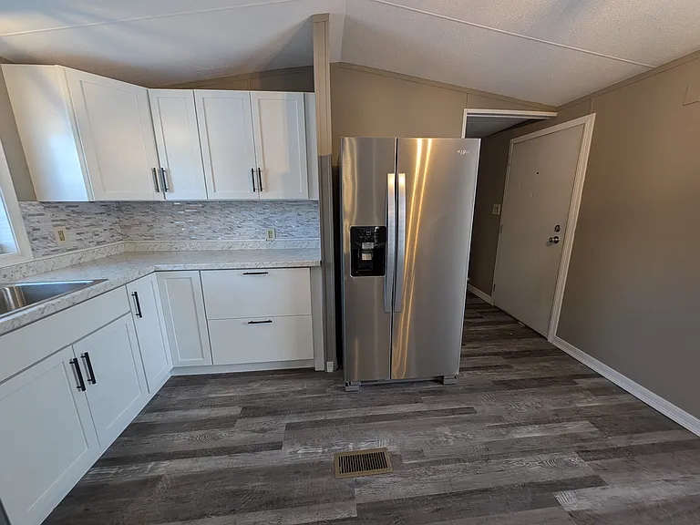 Side by Side fridge with icemaker