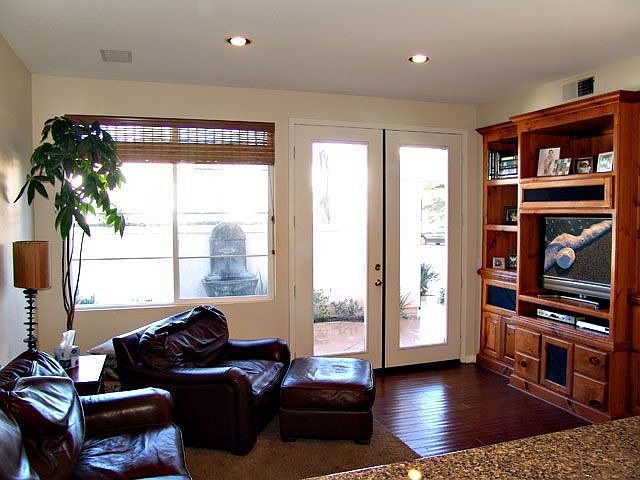 Distressed hw flooring w/ built-in ent area!