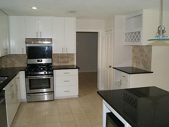 4th image of 2230 Lakeville Dr