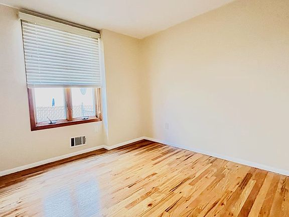 5th image of 31 Hewitt Ave #1