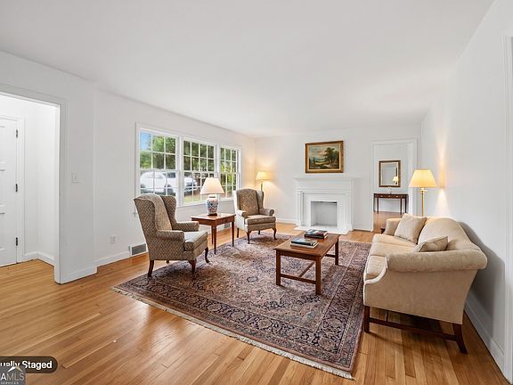 2nd image of 1825 Waverland Cir