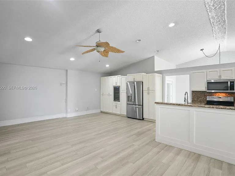 4040 NE 6th Ave — Photo 12