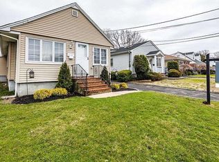 81 Powell Ave, Merrick, NY 11566