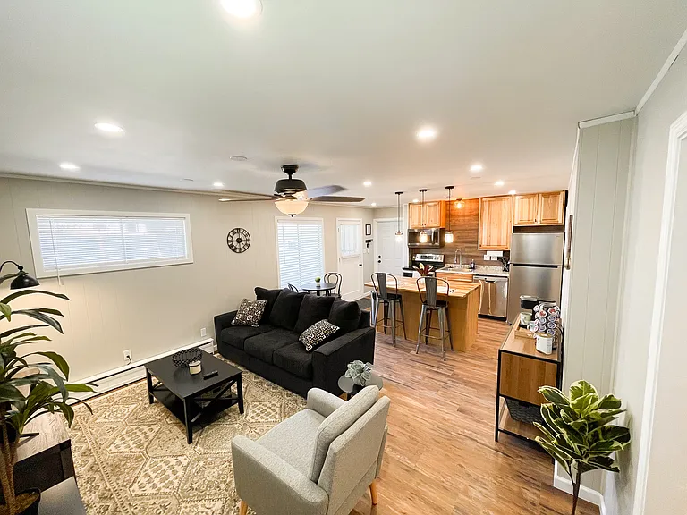Portland St — Photo 1
