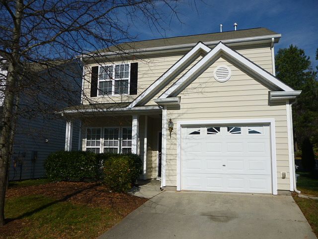 1005 Red Hat Front Exterior