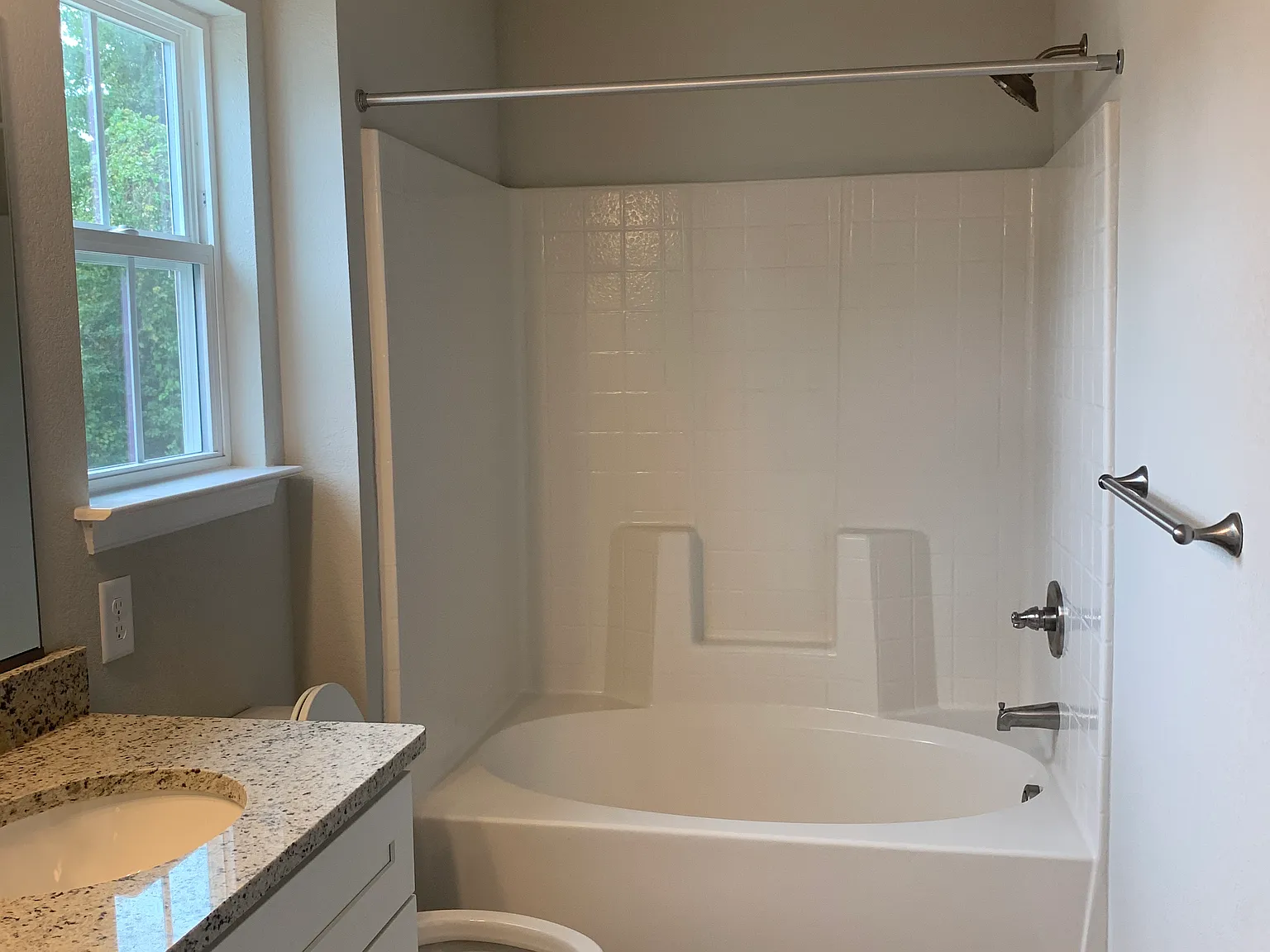 5 bed, 2200 sqft, $2,990 — Photo 2
