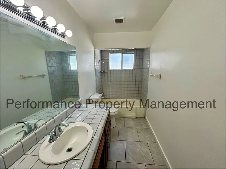 2401 Sherwood Ave — Photo 11