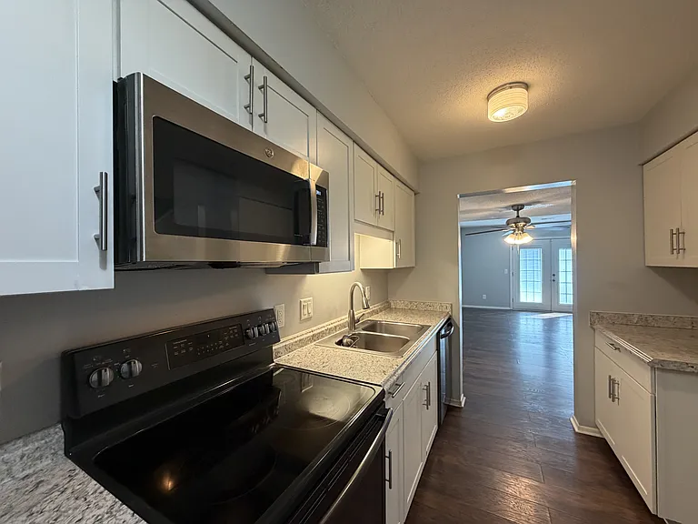 901 Olmstead Dr — Photo 7