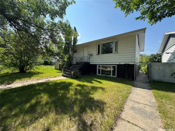 1051 109th STREET, North Battleford, SK S9A 2E3