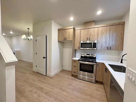 5th image of 6611 N Fessenden St #6677