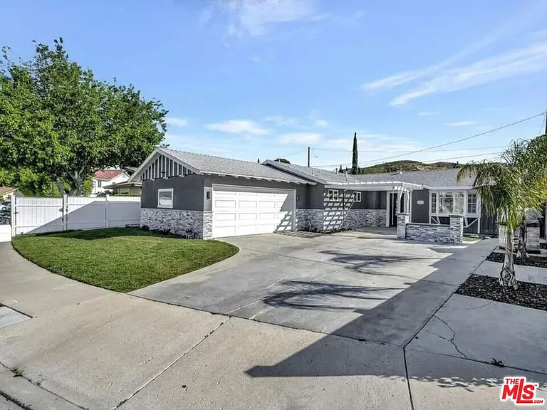 28040 Ermine Pl — Photo 1