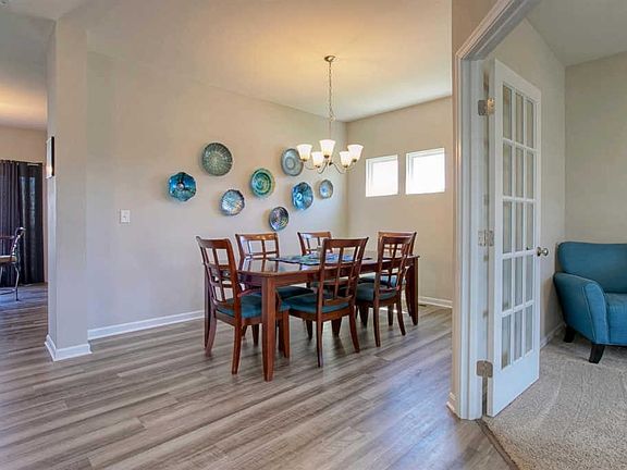 4th image of 698 Emerald Dr