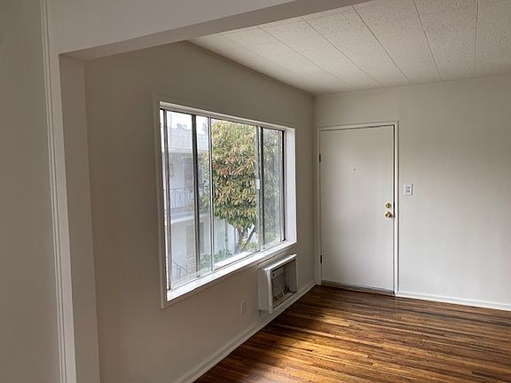 3rd image of 14416 Magnolia Blvd APT 4