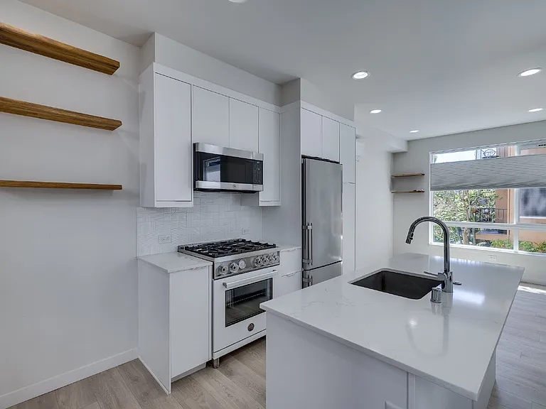 216 10th Ave E — Photo 9