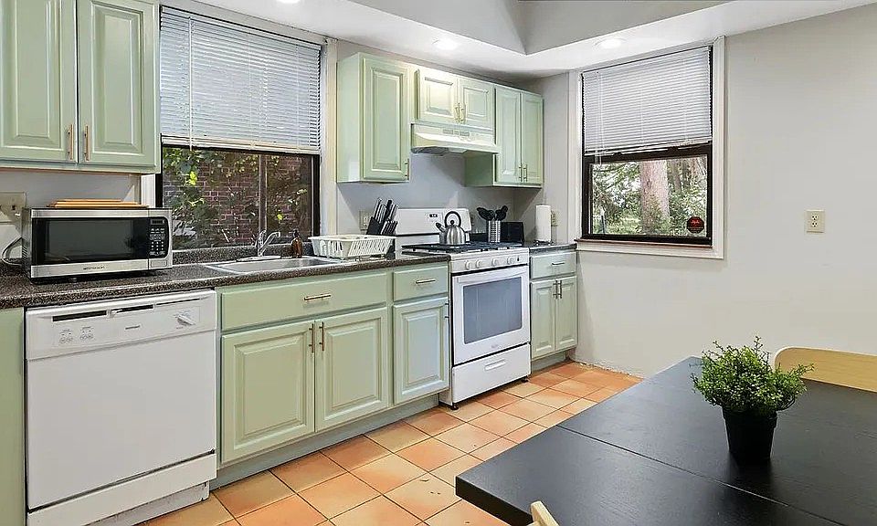 1st image of 132 Chiswick Rd #00A