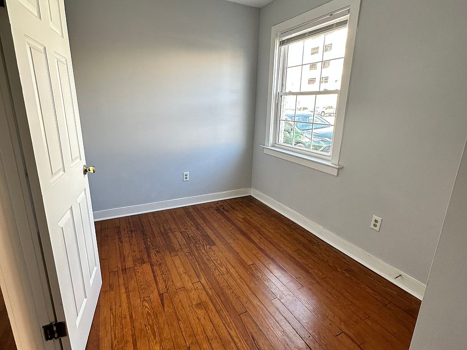 middle bedroom