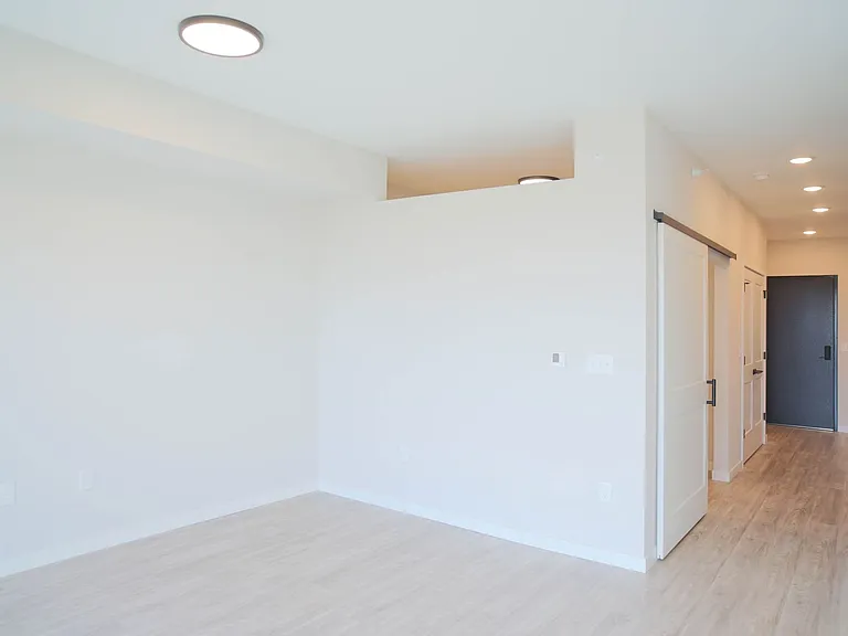 B7 Flats — Photo 57