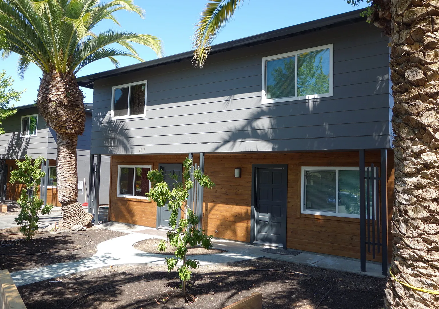 Townhome unit, 1 car parking, on-site laundry — Photo 1