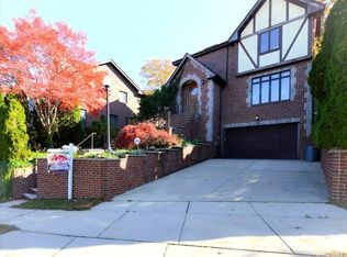 25146 Hand Rd, Flushing, NY 11362