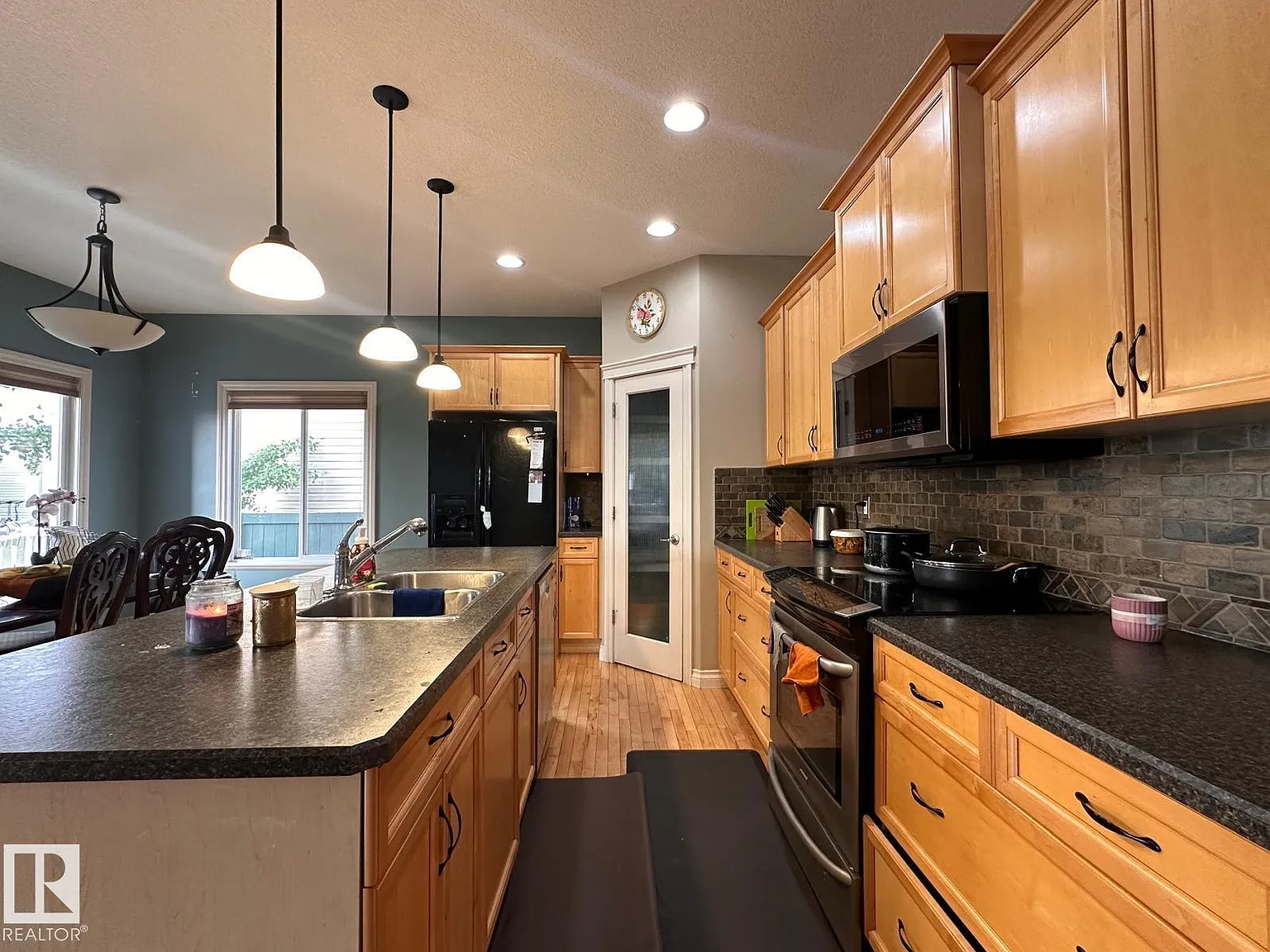 3 bed, 3.5 bath, 1951 sqft, $2,800 — Photo 2