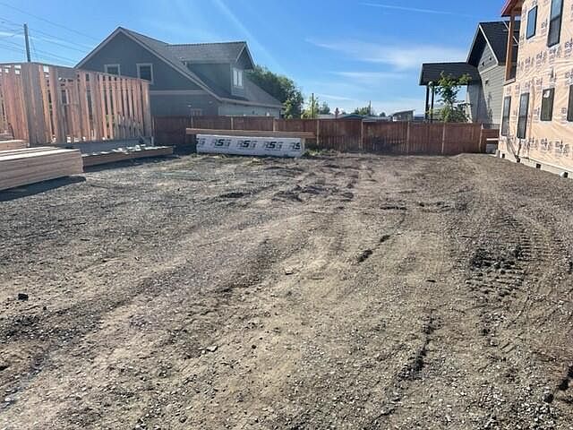 2nd image of 304 Everett Way