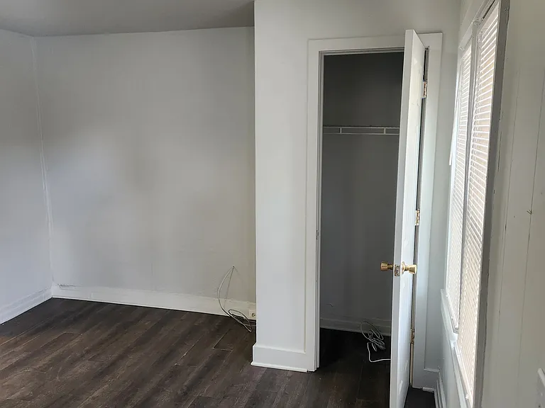 327 E Scull St — Photo 6