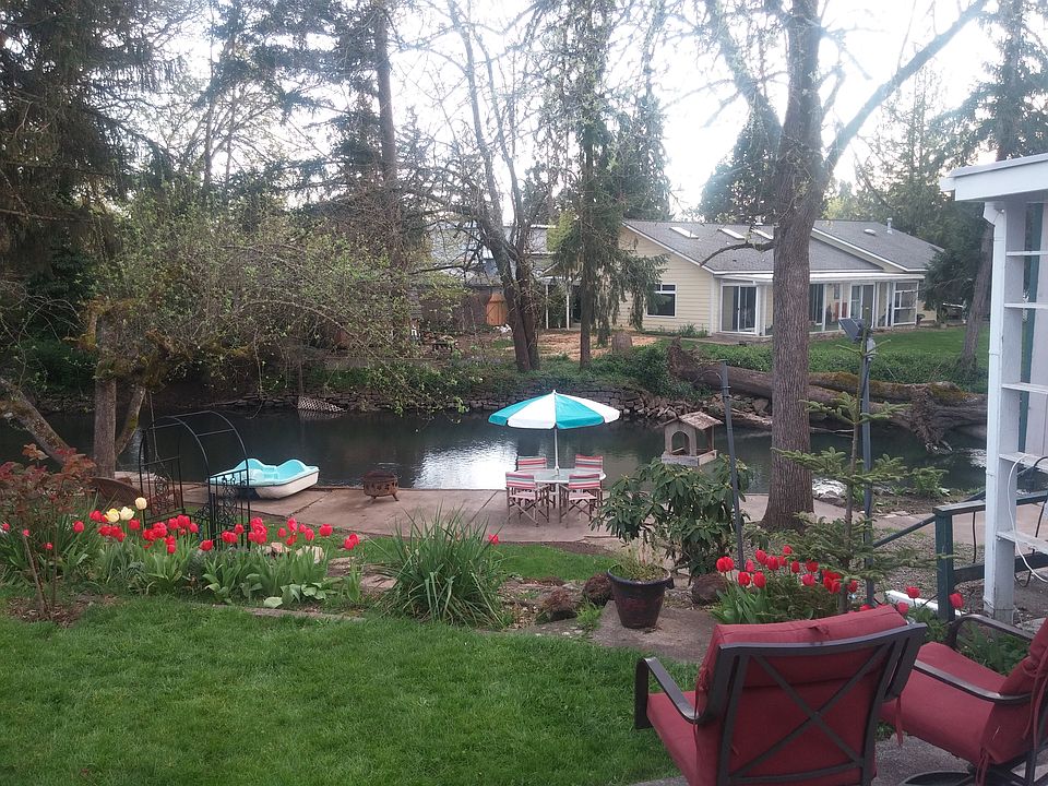 Awesome creekside back yard patio!