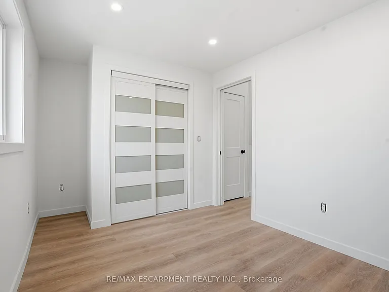 1049 Glencairn Ave #MAIN HOUSE UPPER — Photo 10