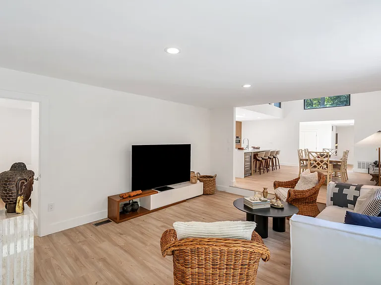 94 Peconic Hills Dr — Photo 15