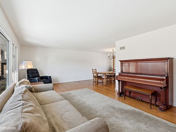 3rd image of 685 Castlewood Ln