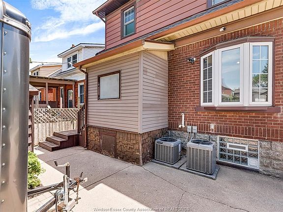4th image of 394 Grove Ave #2
