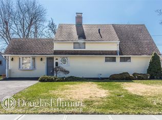 14 Dell Ln, Wantagh, NY 11793